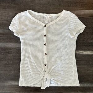 super cute white shirt w/ buttons! ⊹₊。ꕤ˚₊⊹